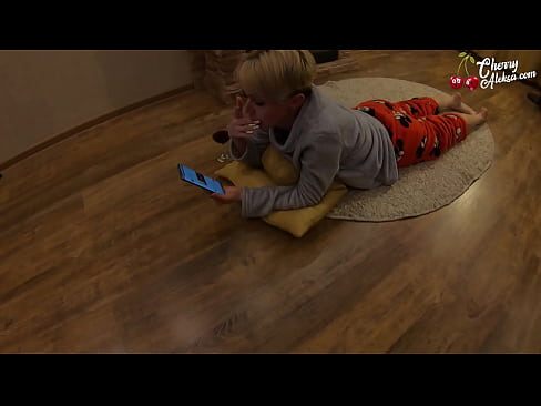 ❤️ Šialená blondínka fajčí obrovský penis a skáče na ňom - análny sex ❤❌ Super porno na nás ☑